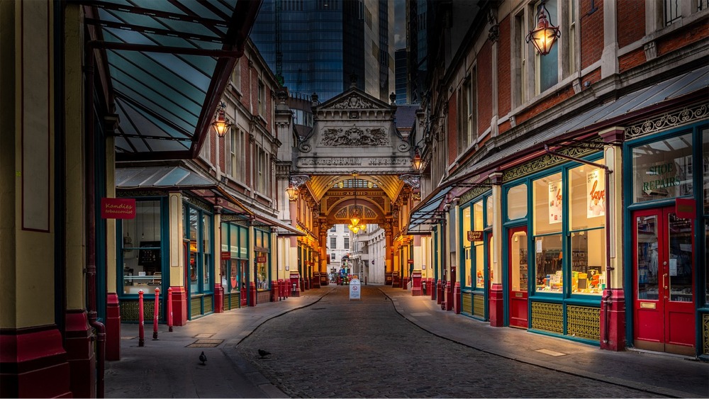 Photo 4 - Leadenhall Market featuring Reiss, Kandies Tobacconist, Flying Tiger Copenhagen, Jenny Jones, a shoe repair shop, and a gourmet sushi shop.