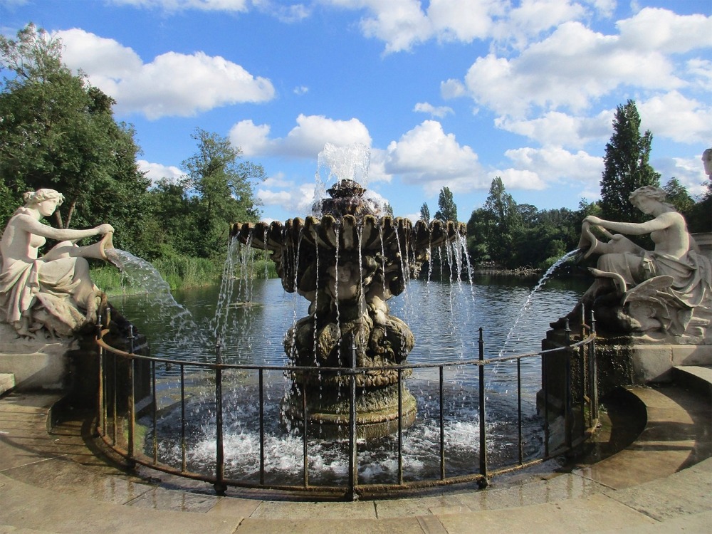 Tazza Fountain, Italian Gardens, Kensington, London, England, UK.