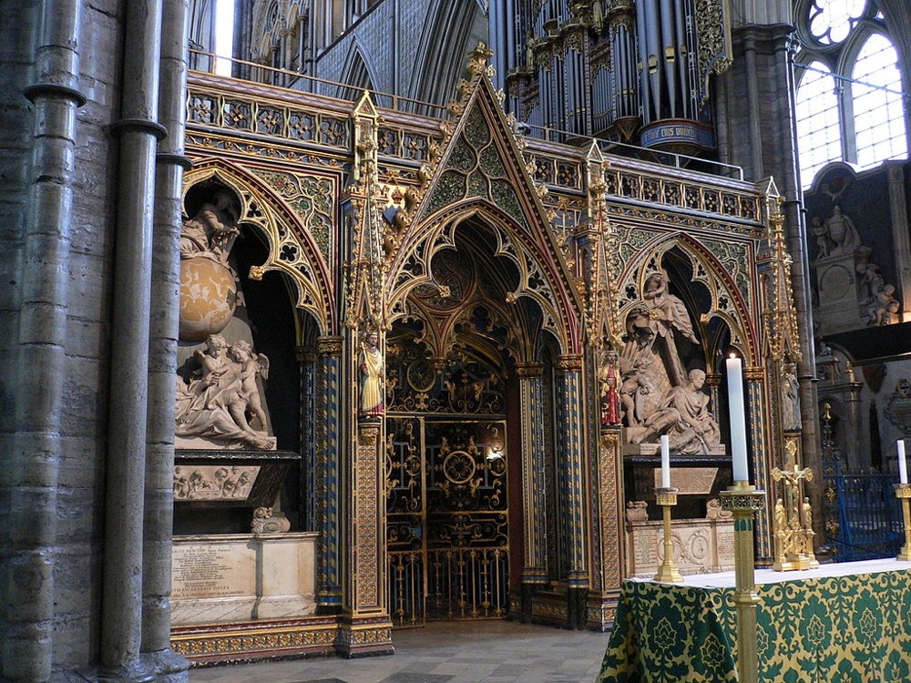 The choir screen and monument to Sir Isacc Newton whose grave is in front of the screen.