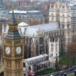 Big Ben in front of the northern facade of Westminster Abbey.